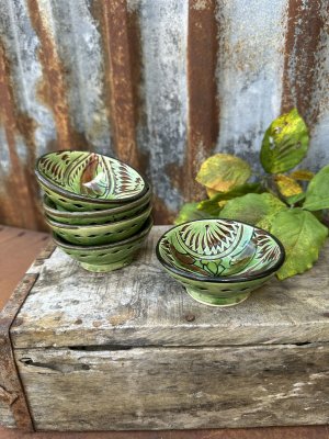 Spansk handgjord grön mindre skål med vackert mönster