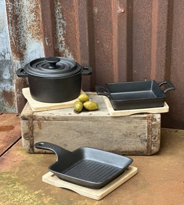 Järn gryta och panna med underlägg i bambu 