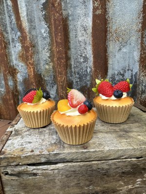 Bakelse med jordgubbar bär och choklad