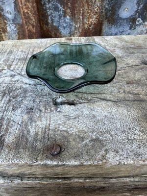Ljusmanschett med vågad kant i grönt glas 
