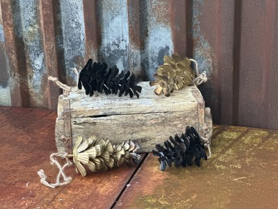 Kotte i metall att hänga och dekorera med 