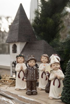 Luciatåg större modell med lucia, tärna, stjärngosse, tomte & pepparkaksgubbe