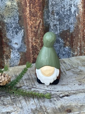 Tomte i trä med grön luva