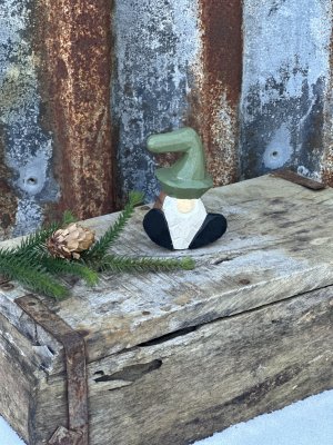 Sittande tomte i trä med grön luva 