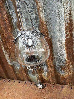 Hängande ljuslykta i glas med prismor