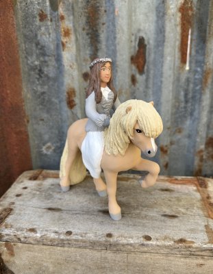 Ridande tärna Alva på häst av Erkers Marie Persson