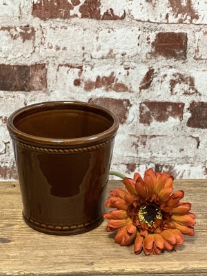 Glaserad brun blomkruka med flätad dekor