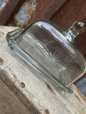 Smör / ost kupa i glas med ristat mönster