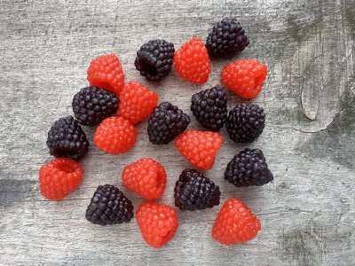 Konstgjorda hallon och björnbär att dekorera med 