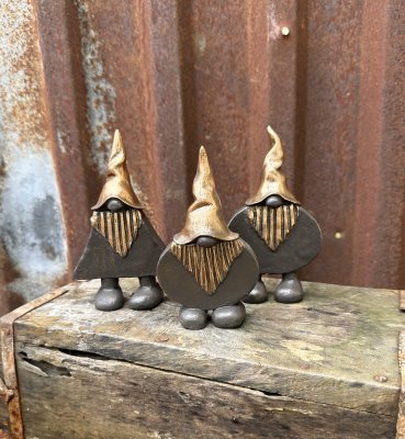 Rolig och annorlunda tomte med guld färgad luva