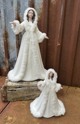 Vacker vit vinter ängel med päls