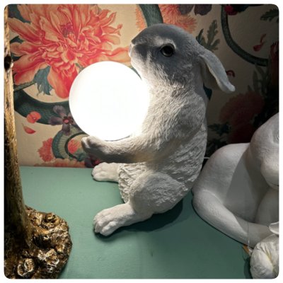 Vit kanin lampa med stor glob