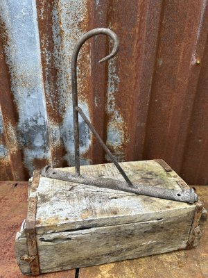 Väggkrok Ragnar för lyktor och amplar