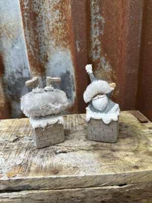 Söt och rolig tomte i skorsten 