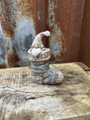 Söt tomte i raggsocka