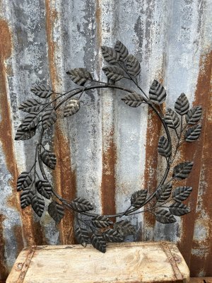 Vacker krans med blad i plåt