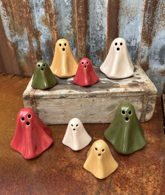 Färgglada spöken i porslin