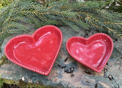 Rött hjärtformat fat i porslin 