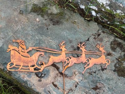 Tomte / jultomte med släde och renar i rost