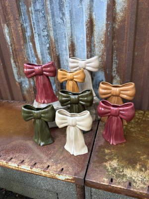 Färgglad vas i porslin modell rosett