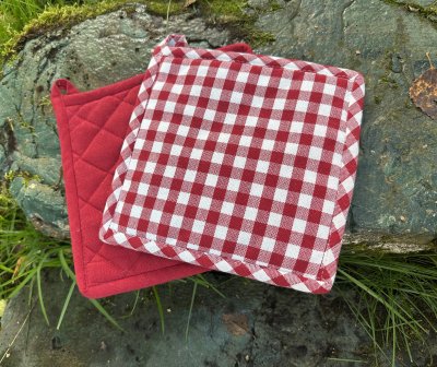 Bella röd och vit rutig grytlappar 