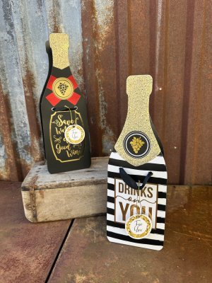 Fin påse formad som en flaska med glitter och text