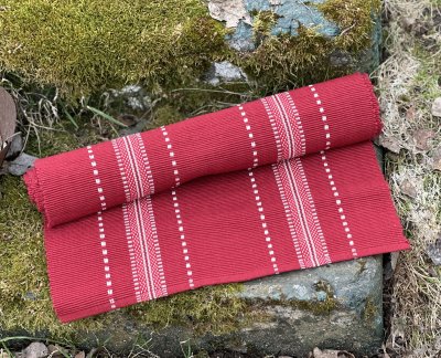 Löpare duk röd med vitt mönster