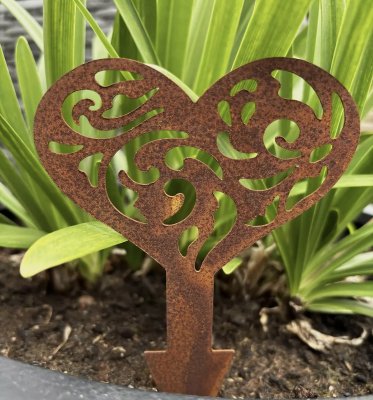 Hjärta i rost på stick dekorerad modell 