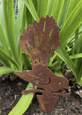 Fågel i rost att dekorera med på stick 