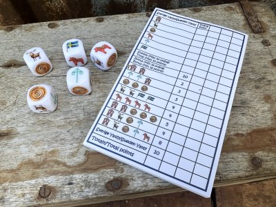 Klassiskt yatzy spel med svensk sommar inspiration 