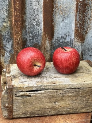Rött äpple att pynta och dekorera med. Välarbetade konstgjorda med verklighetstrogen känsla. Att fylla en frukt skål med eller s