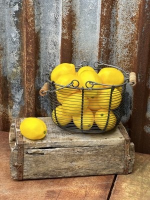 Solgul citron att pynta och dekorera med. Konstgjorda med verklighetstrogen känsla. Att fylla en skål med frukt med eller ställa