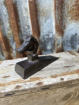 Dörrstopp i järn med häst 