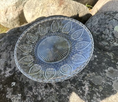 Större fat i glas med mönster