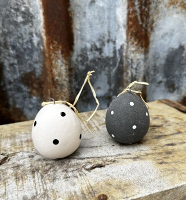 Prickiga ägg / påskägg att hänga och dekorera med. Finns i två olika modeller -Grått -Vitt Tillverkade i keramik med  band uppti