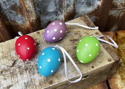 Prickiga färgglada ägg / påskägg att hänga och dekorera med. Finns i fyra olika nyanser -Hallon röd -Grön -Lila -Blå Tillverkade