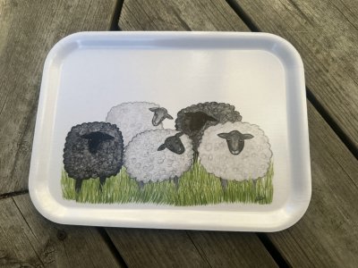 Vit bricka med får designad Camilla Ståhl
