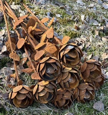 Rostig ros i järn och metall med lång stjälk många blad. Trädgårdsdekoration eller växtstöd tex. Handgjord svensktillverkad i le