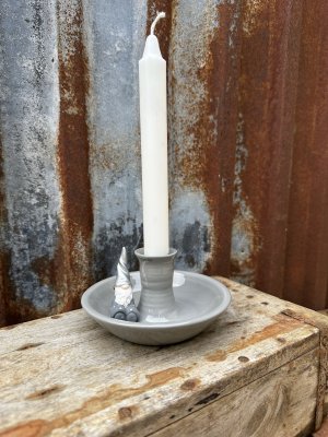 Grå ljusstake med kant dekorerad med en liten tomte Designad Ruth Vetter