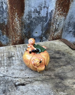 Pumpa barn med orange pumpa Designad Camilla Ståhl