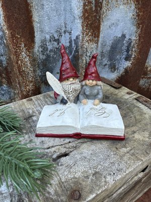 Tomtemor och tomtefar med bok God Jul 
