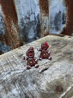 Små söta pepparkaksgubbar och gummor att dekorera med 