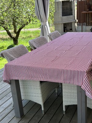 Stor röd och vit randig duk i återvunnet textil material