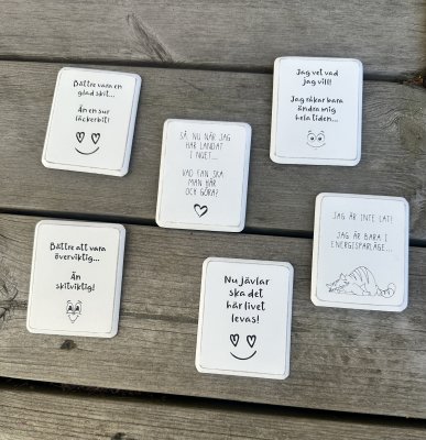 Vit kylskåpsmagnet med text och motiv 
