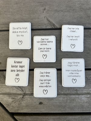 Vit kylskåpsmagnet med text och hjärta 