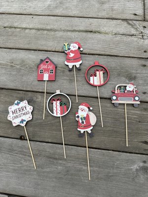 Julfigurer på pinne att dekorera med
