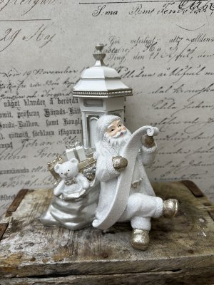 Vacker och elegant vit tomte med önskelista och belysning