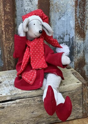 Jul mus Mårten med prickig luva och halsduk i vitt och rött, röd rock  med knappar. Musse kan sitta på en kant han och har  stål
