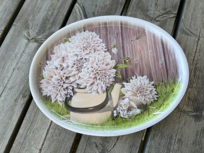 Oval bricka med "Dahliakatt" av Lena Petersson