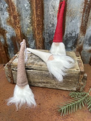 Hängande tomte i filt med hög luva 